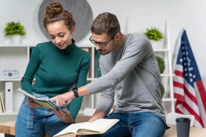 Casal ensinando idiomas estrangeiros um para o outro