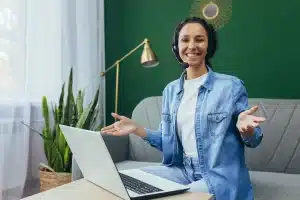 Mulher feliz e bem-sucedida em casa. Empresária com fone de ouvido sorrindo.