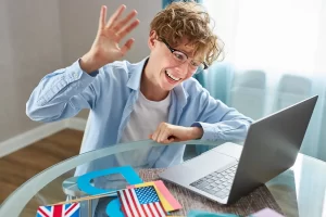 Homem comemorando uma conquista de aprendizado