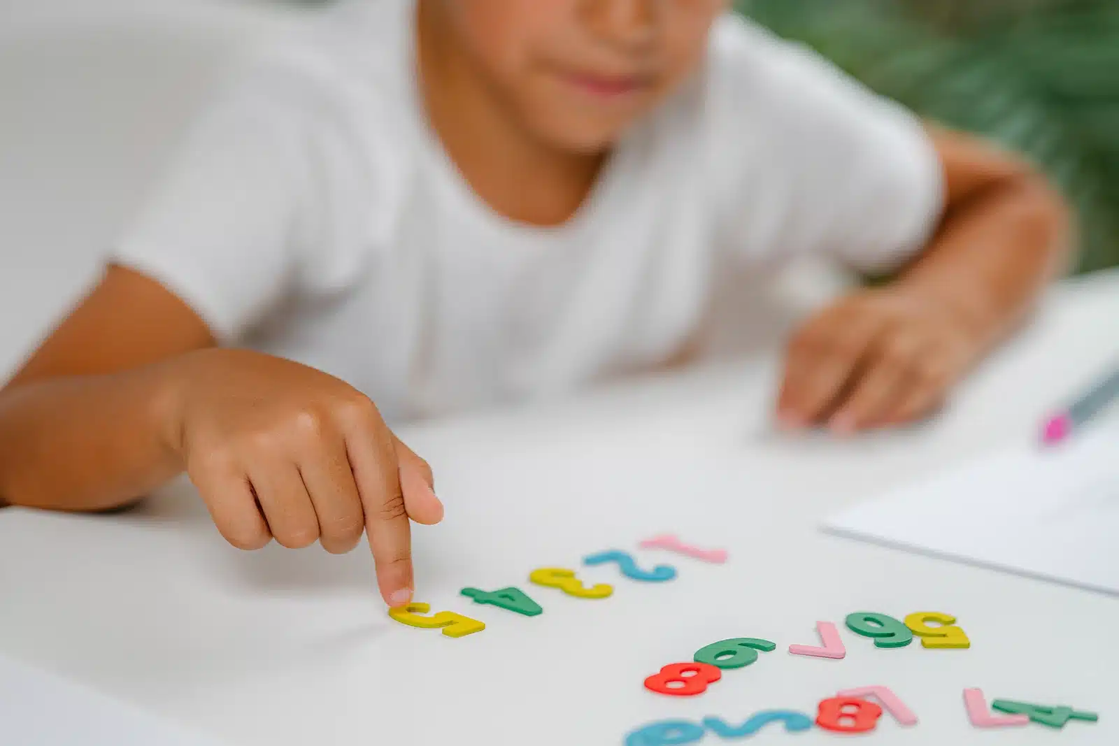 Criança brincando enquanto aprende