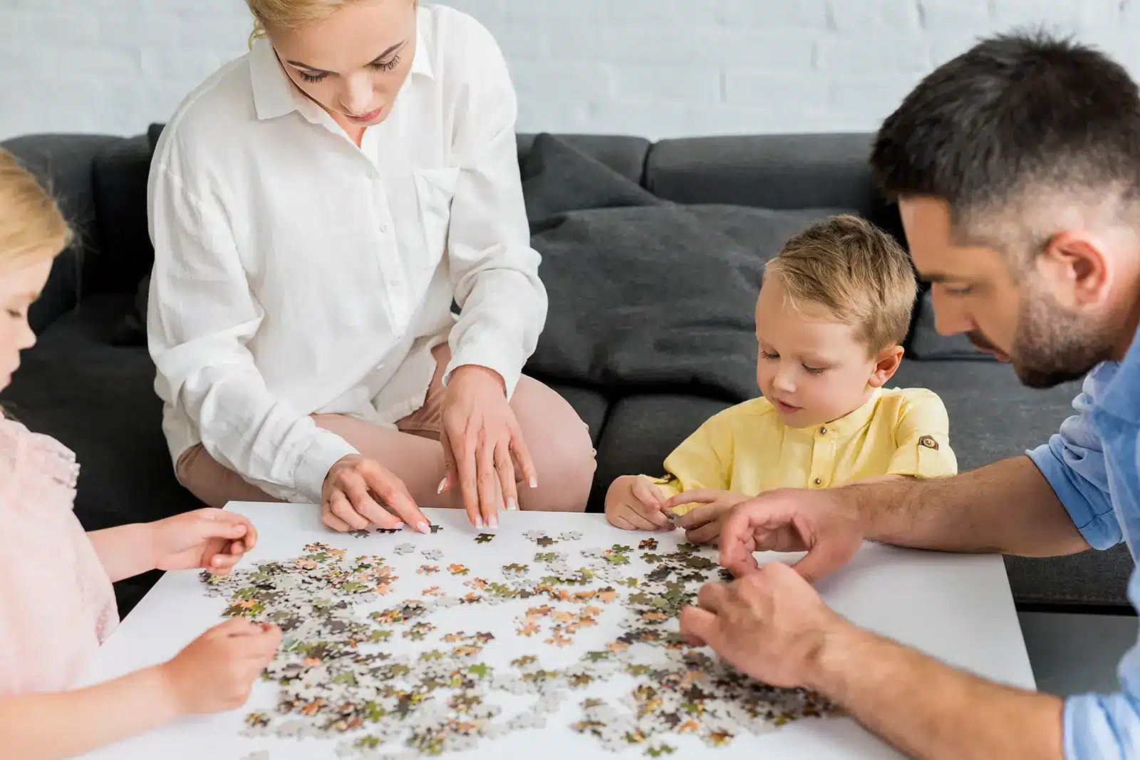 Família jogando Quebra Cabeça 