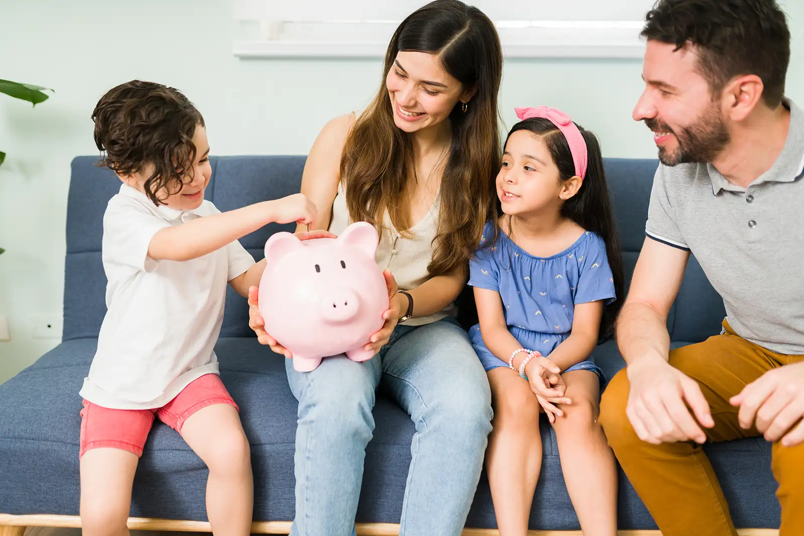 Família reunida com as crianças para ensinar sobre planejamento financeiro