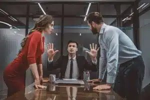 Homem administrando conflitos entre colegas de trabalho