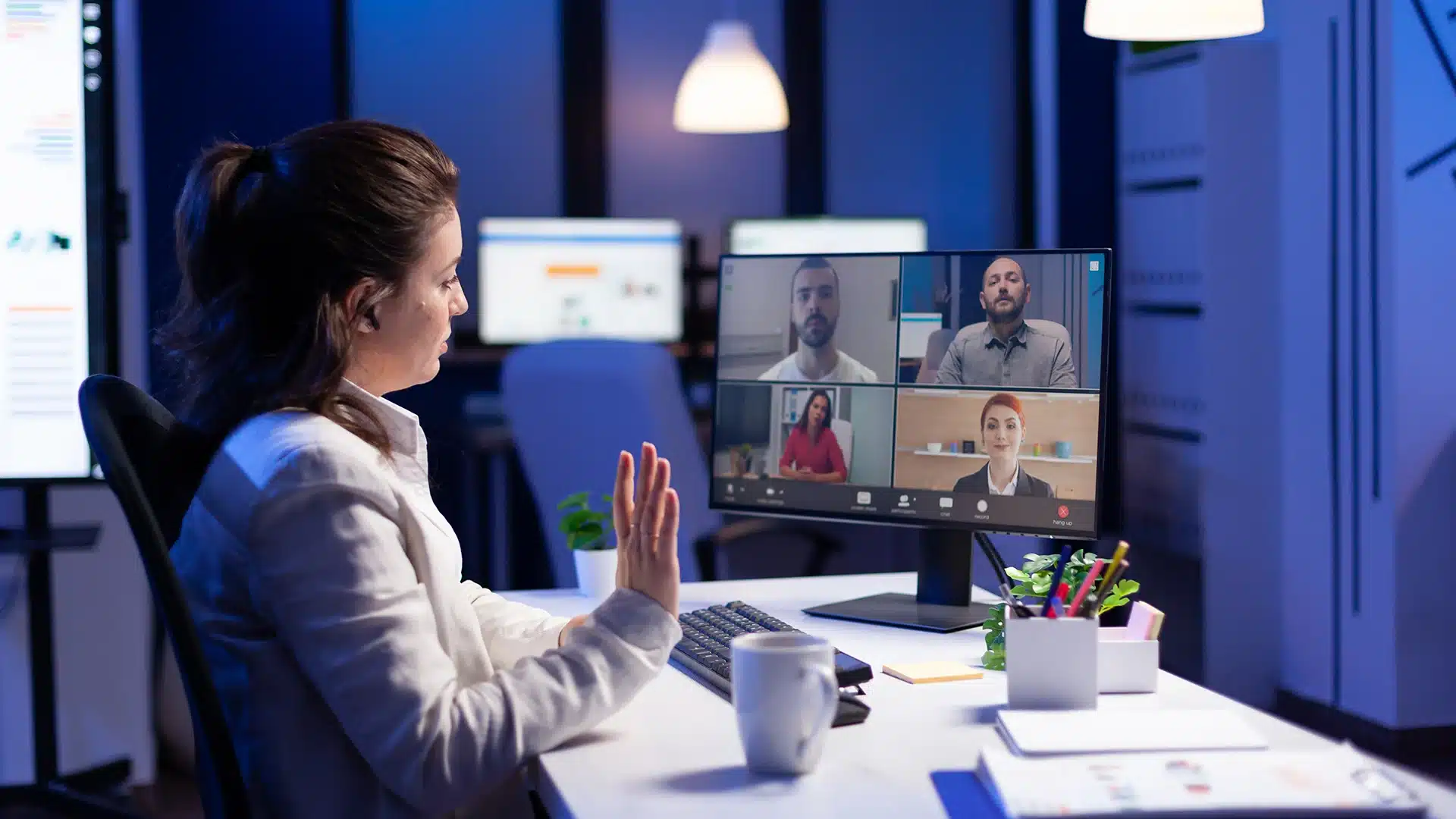Mulher trabalhando em home office em videoconferência
