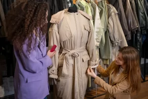 Mulheres escolhendo casaco de aluguel para inverno na Europa