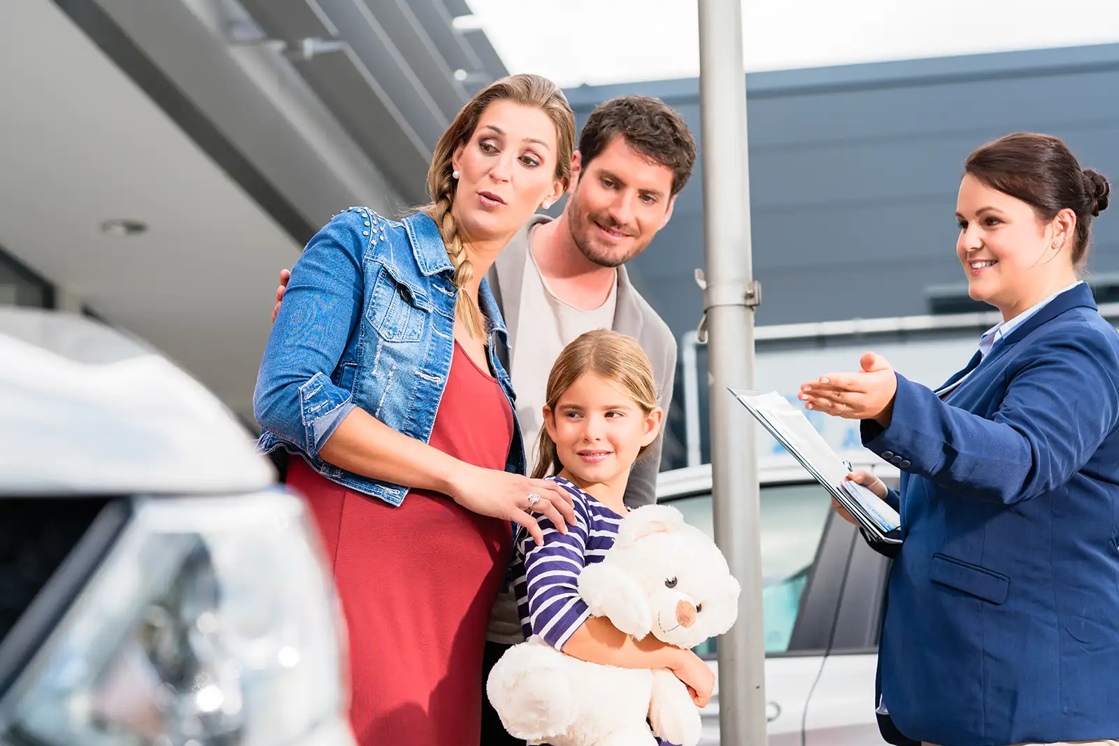 Família visitando estabelecimentos para aprender sobre planejamento financeiro