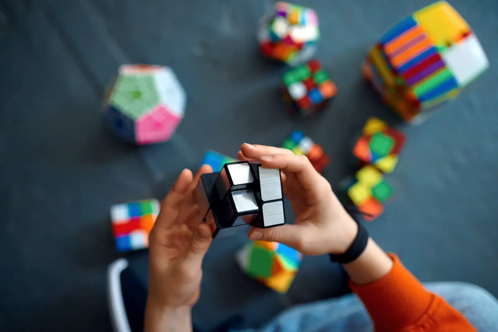 Garoto jogando Cubo Mágico