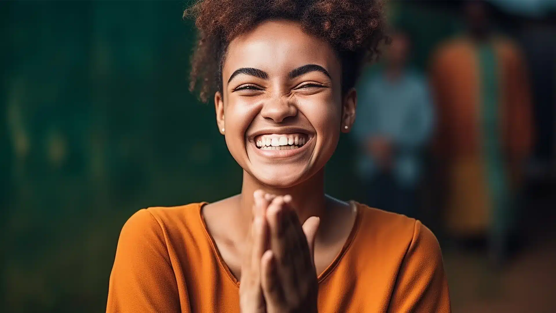 Mulher feliz e realizada praticando gratidão