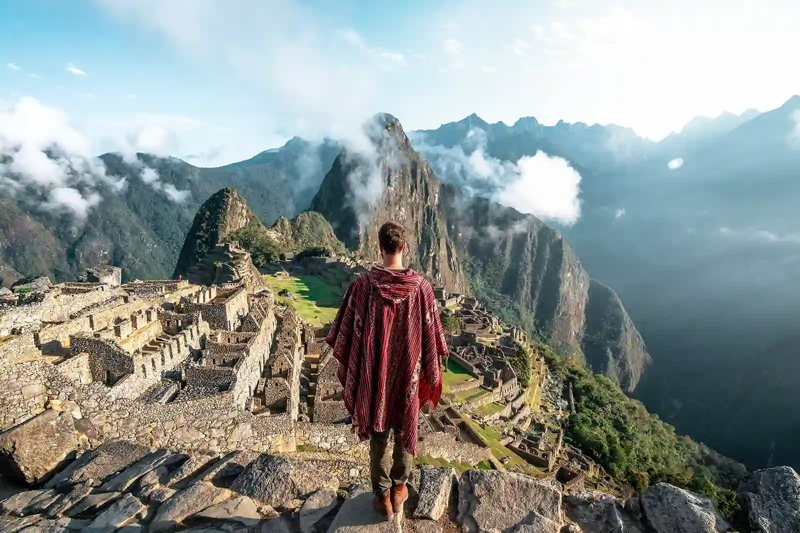 Turista em ponto estratégico para fotos em Machu Picchu