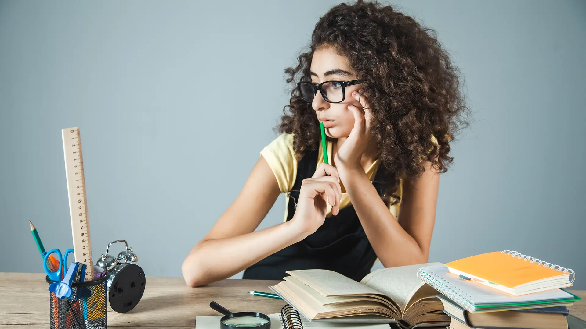 Mulher aproveitando bem as horas de estudo