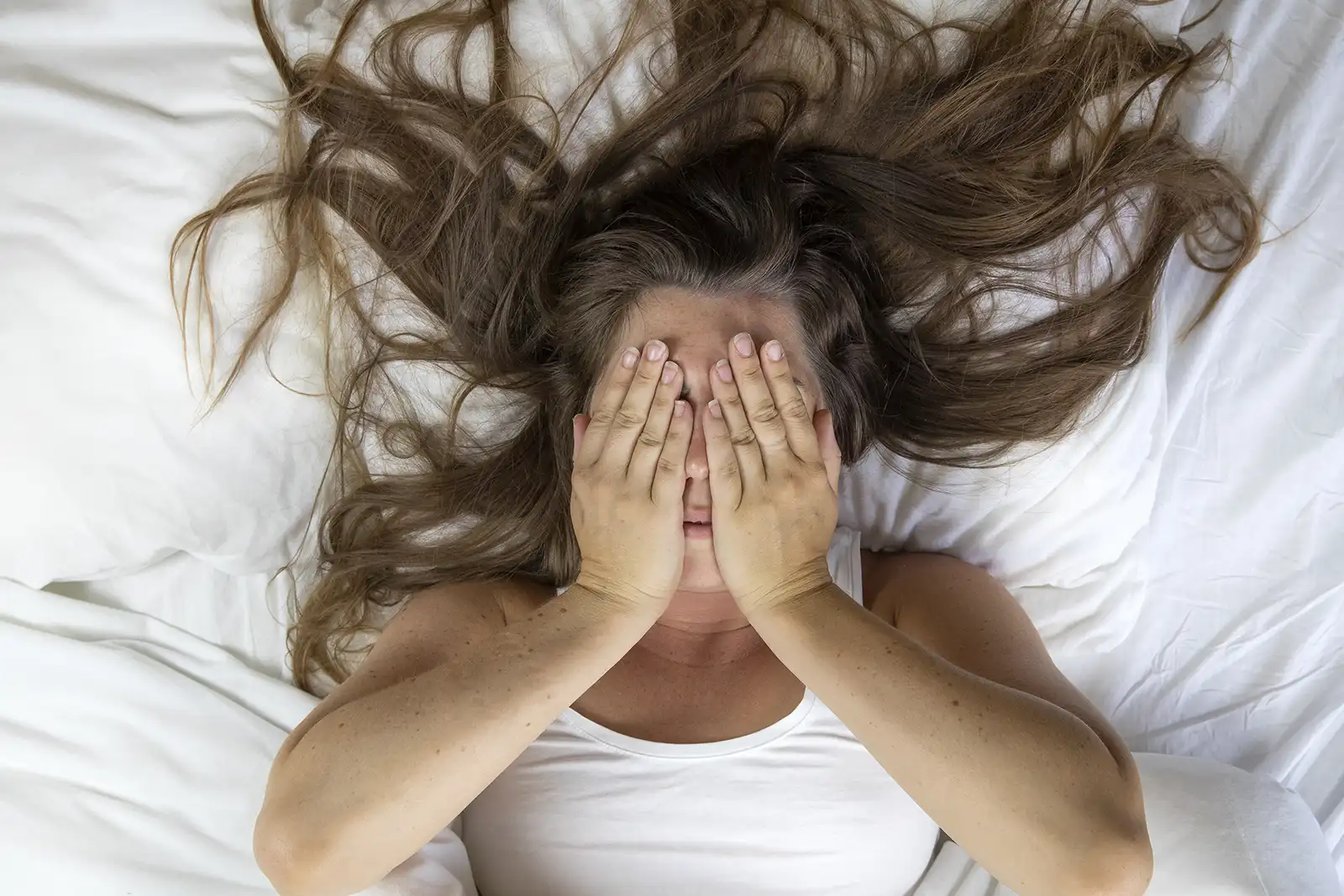 Mulher preocupada antes de dormir em sua cama