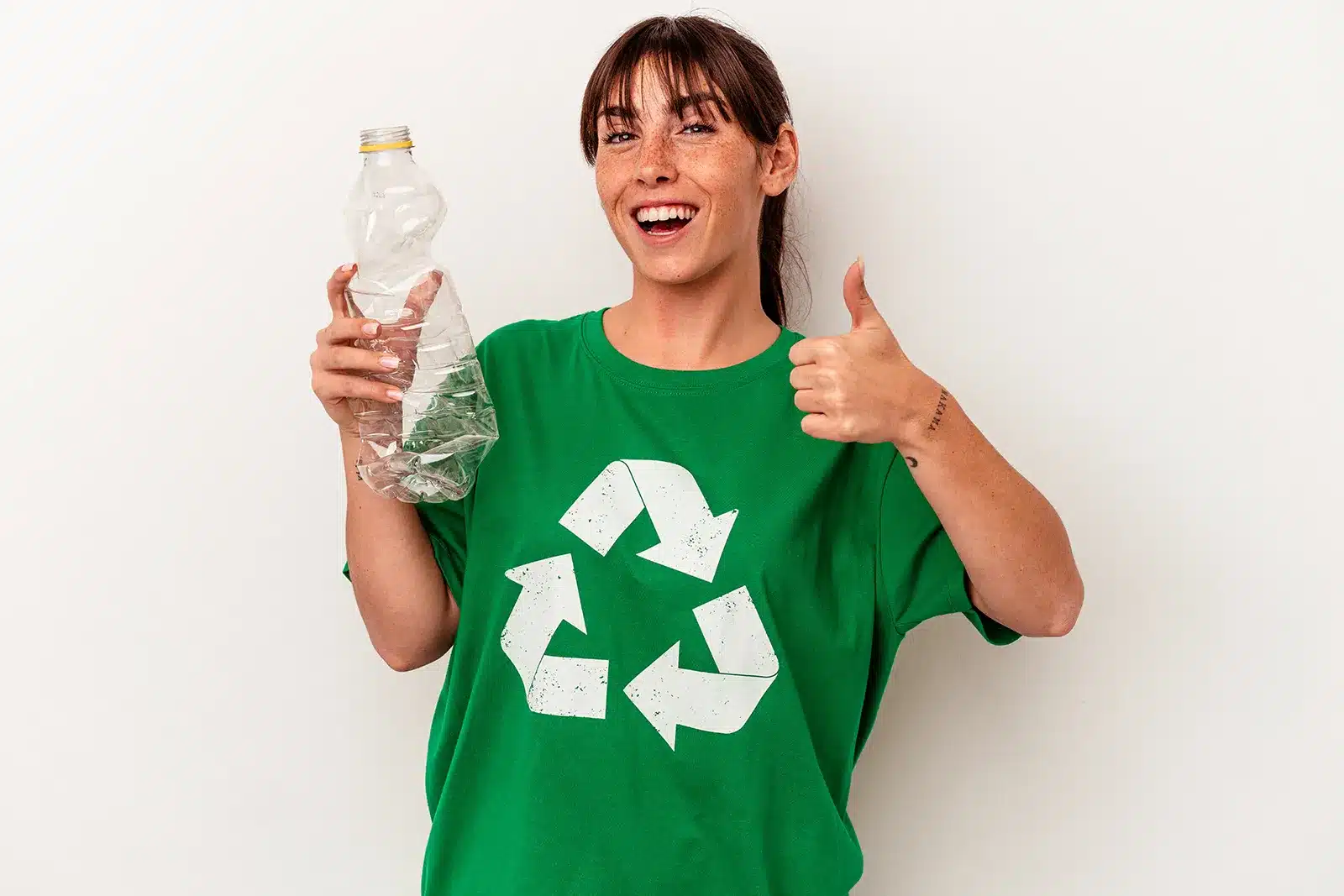 Mulher com camisa temática de recicle reduza e reutilize