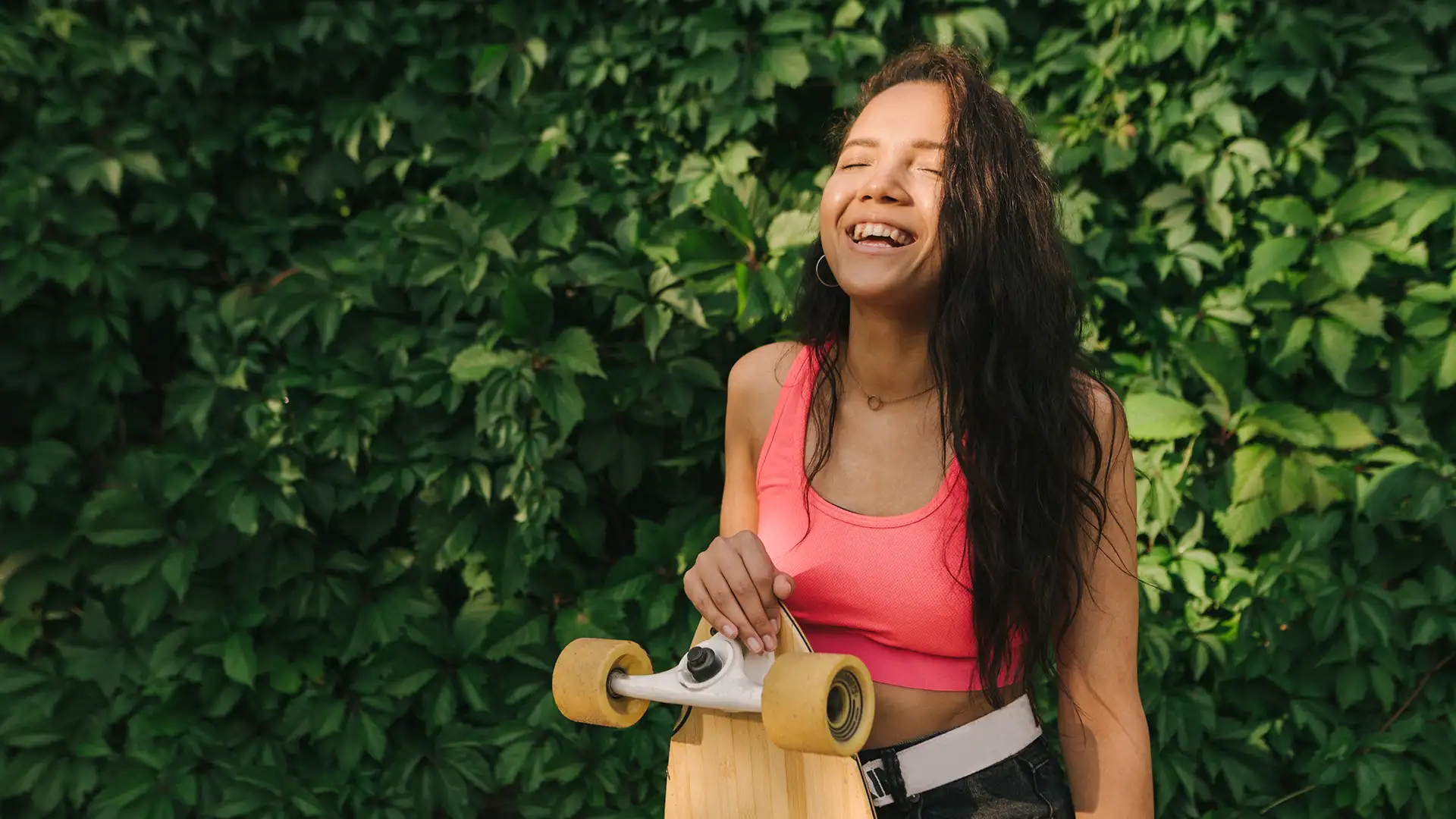 Mulher cultivando estilo de vida sustentável