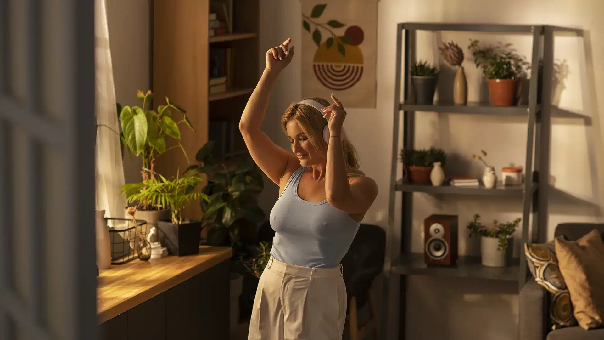 Mulher dançando e celebrando a vida